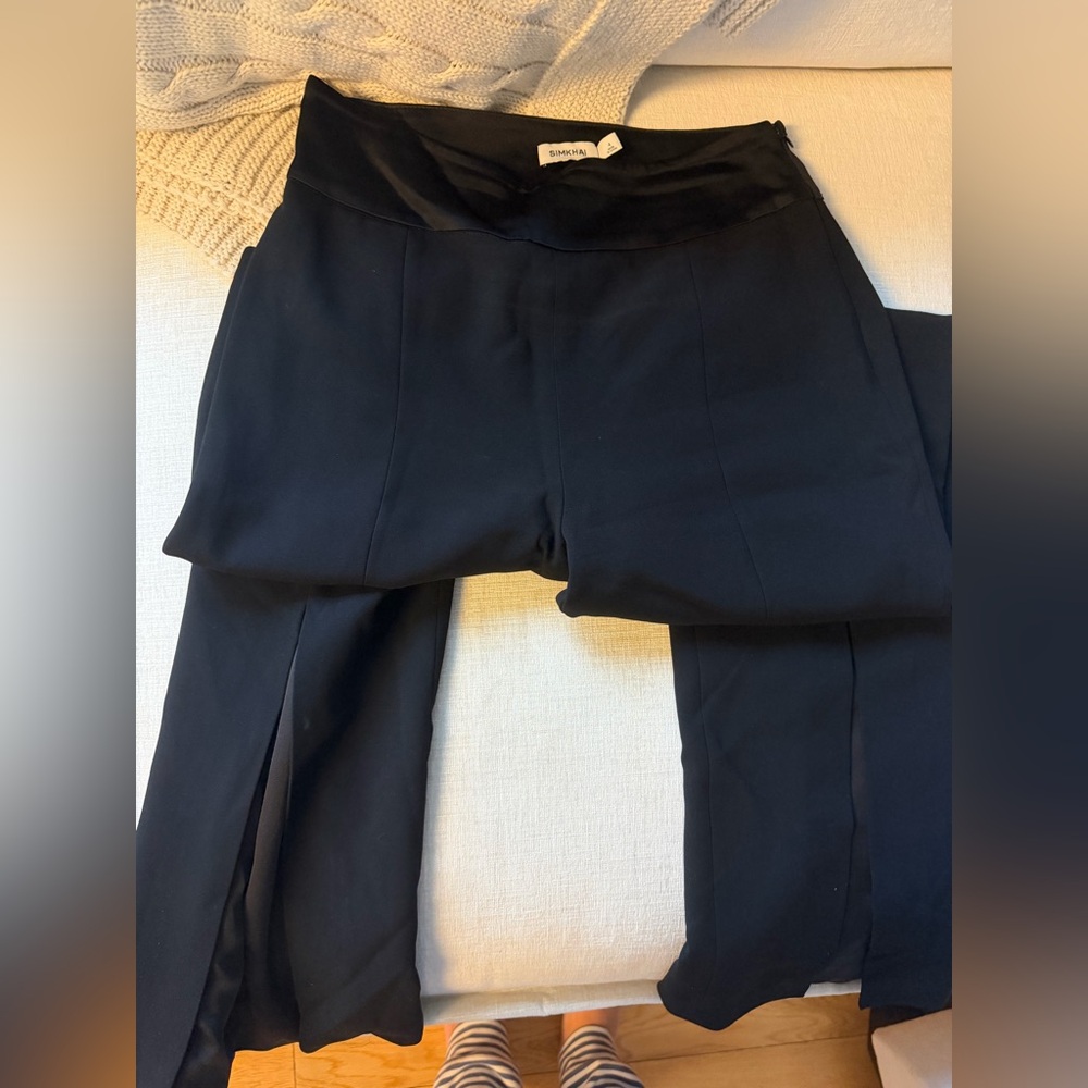Simkhai
Crepe straight-leg trousers
Size 4
Excellent condition worn once - Picture 6 of 7